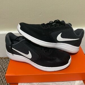 Brand new Nike revolution 3 size 10 in men’s us